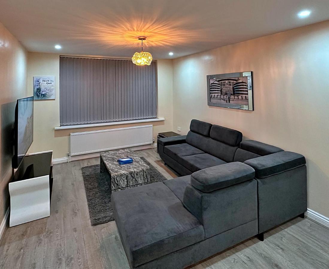 Full In Heywood Street Near Cheetham Hill Манчестер